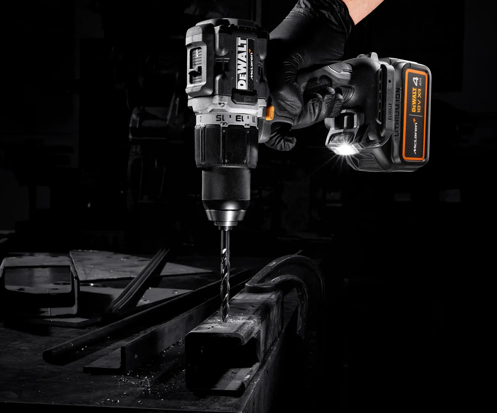 DEWALT x McLaren F1 Takımı 18V XR Fırçasız Darbeli Matkap Vidalama - 2 x 4Ah Akü ile