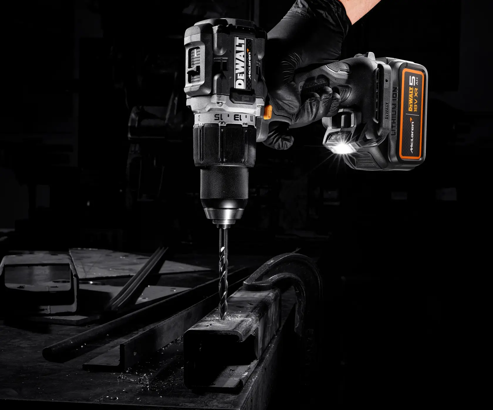 DEWALT x McLaren F1 Takımı 18V XR Fırçasız Darbeli Matkap Vidalama - 2 x 5Ah Akü ile