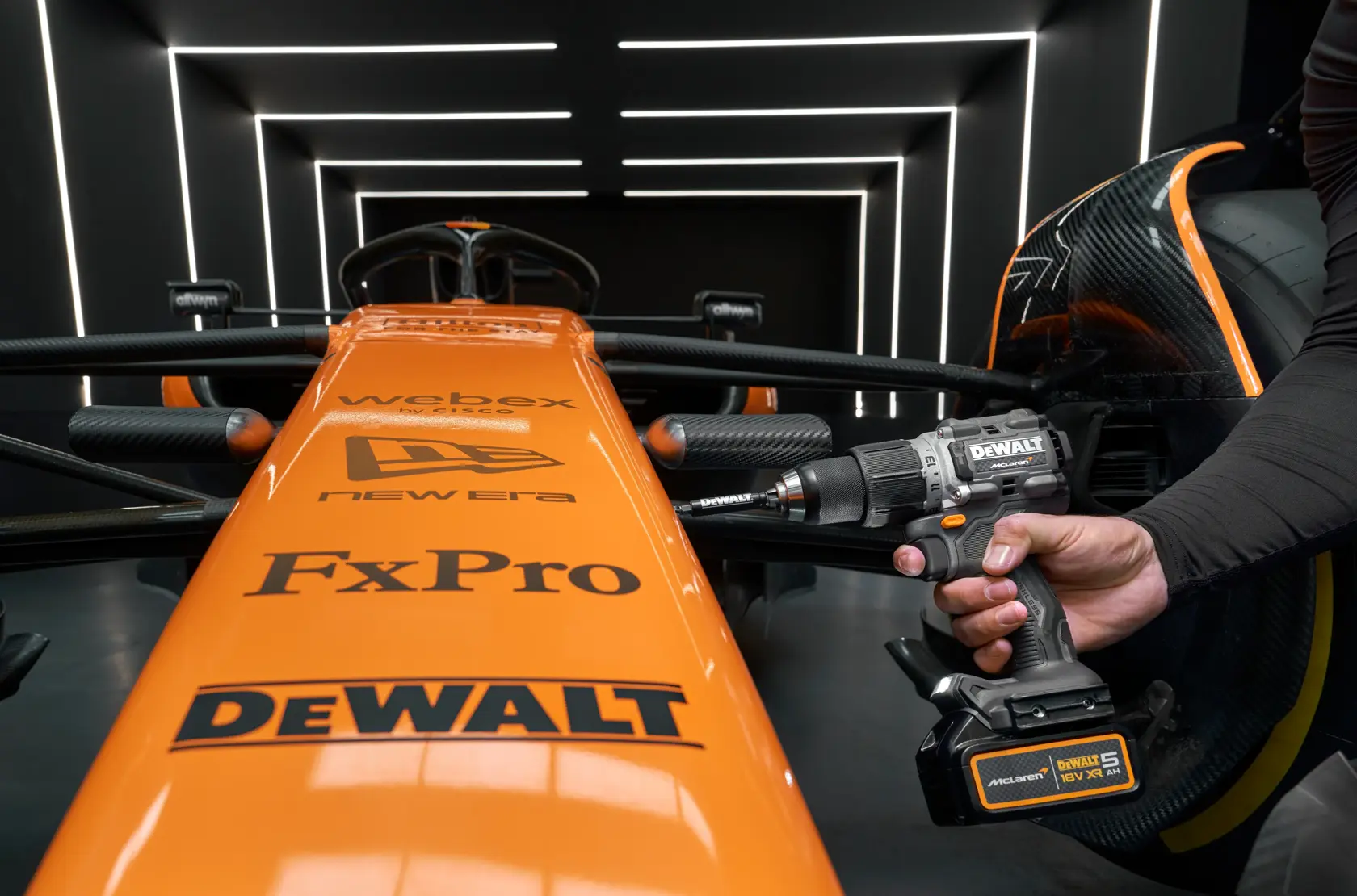 DEWALT x McLaren F1 Takımı 18V XR Fırçasız Darbeli Matkap Vidalama - 2 x 5Ah Akü ile