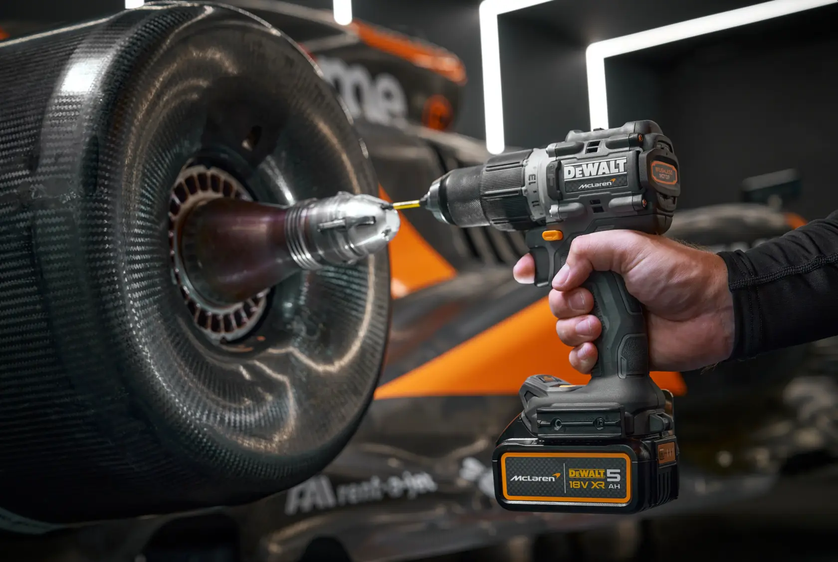 DEWALT x McLaren F1 Takımı 18V XR Fırçasız Darbeli Matkap Vidalama - 2 x 5Ah Akü ile
