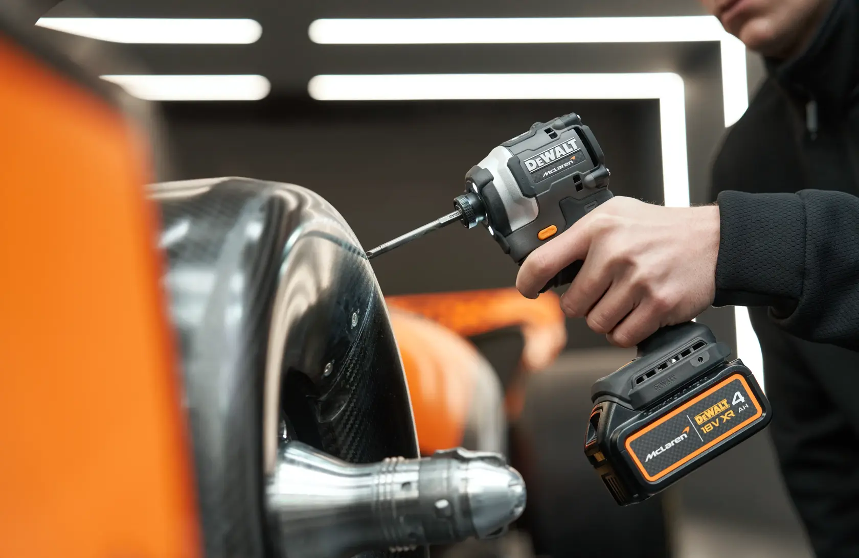 DEWALT x McLaren F1 Takımı 18V XR Fırçasız Darbeli Vidalama - 2 x 4Ah Akü ile