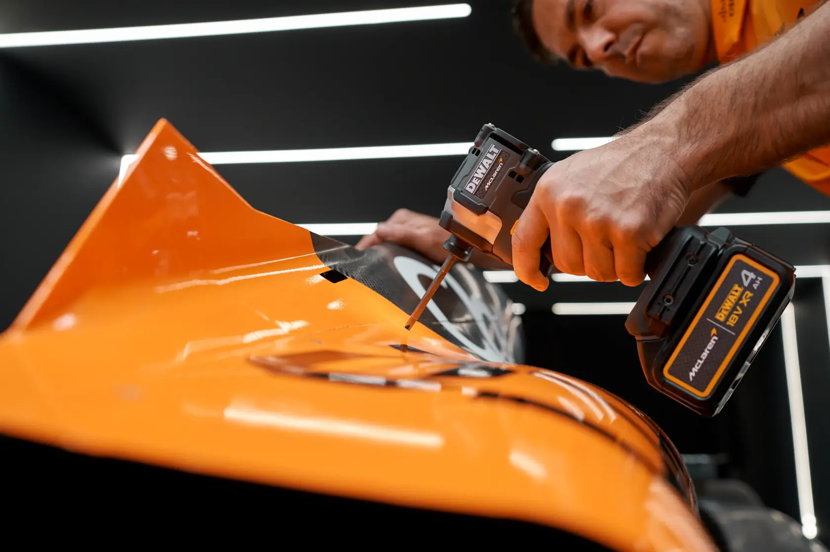 DEWALT x McLaren F1 Takımı 18V XR Fırçasız Darbeli Vidalama - 2 x 4Ah Akü ile