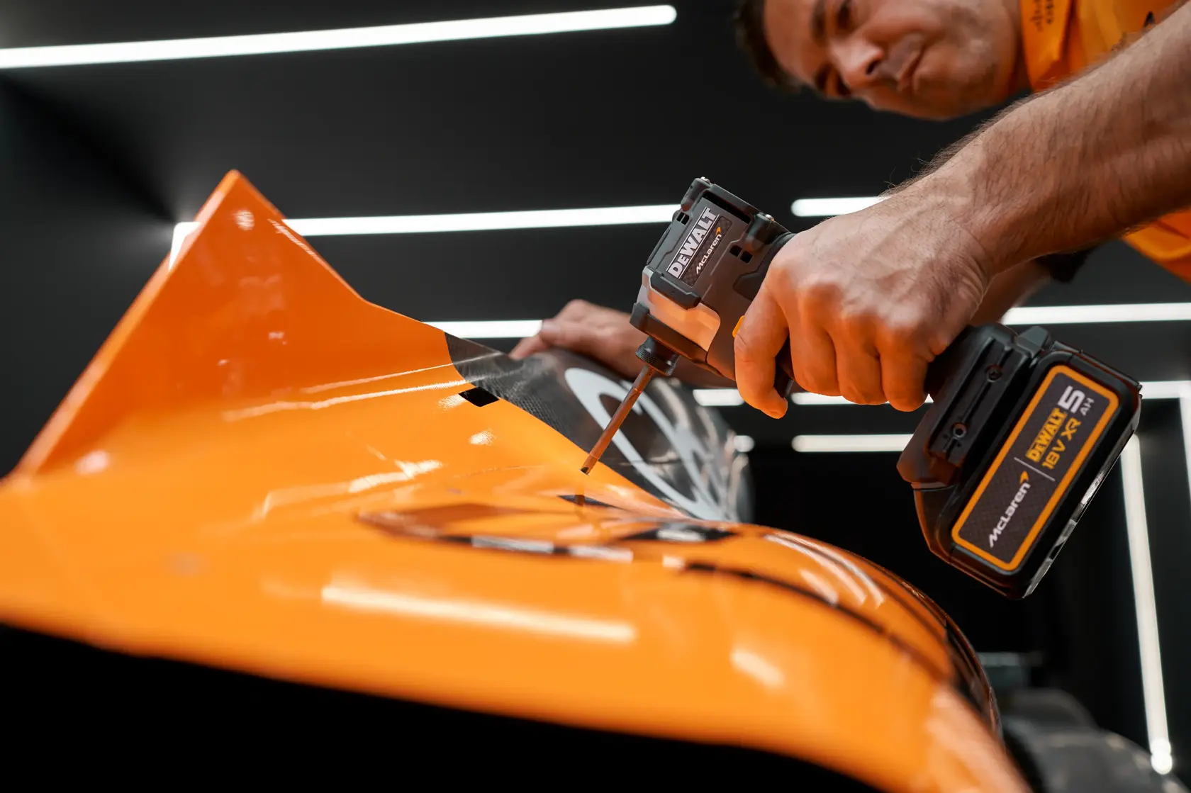 DEWALT x McLaren F1 Takımı 18V XR Fırçasız Darbeli Vidalama - 2 x 5Ah Akü ile