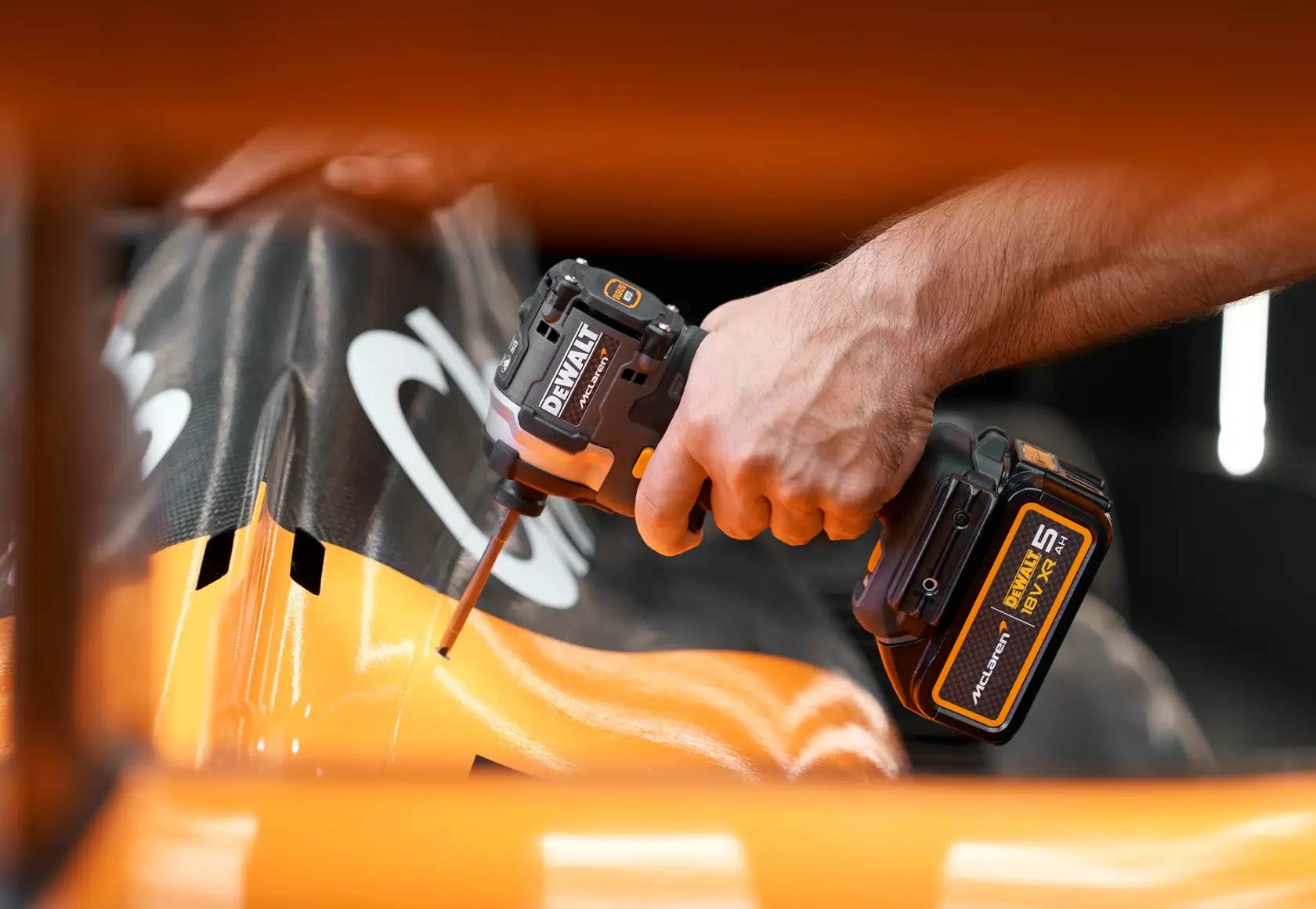 DEWALT x McLaren F1 Takımı 18V XR Fırçasız Darbeli Vidalama - 2 x 5Ah Akü ile