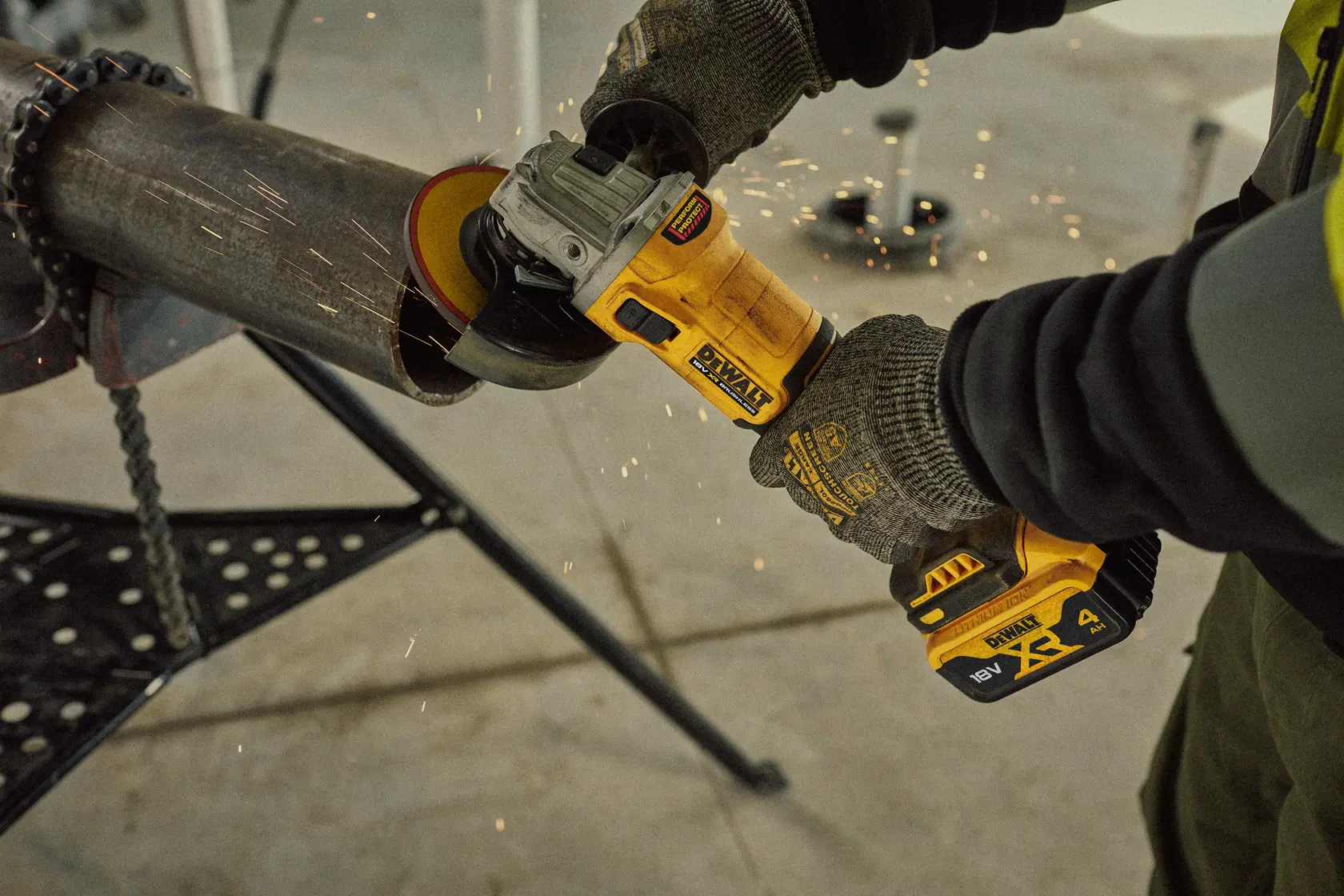 18V XR® kömürsüz 125mm sürgülü şalterli avuç taşlama - 2 x 4Ah